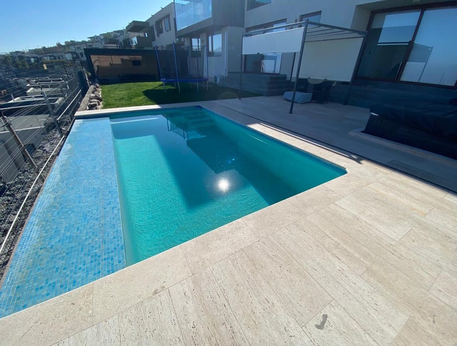 Terraza, quincho y piscina