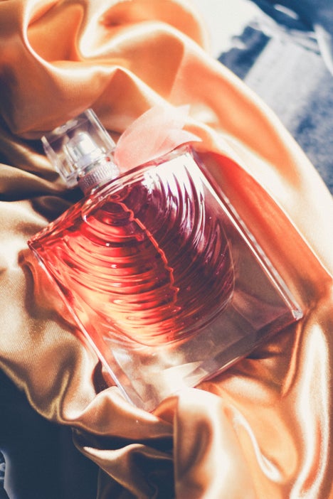 La Vie Est Belle Iris Absolu bottle captured in moody, high-fashion setting