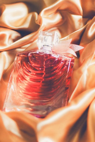 Soft glamour aesthetic with La Vie Est Belle Iris Absolu fragrance