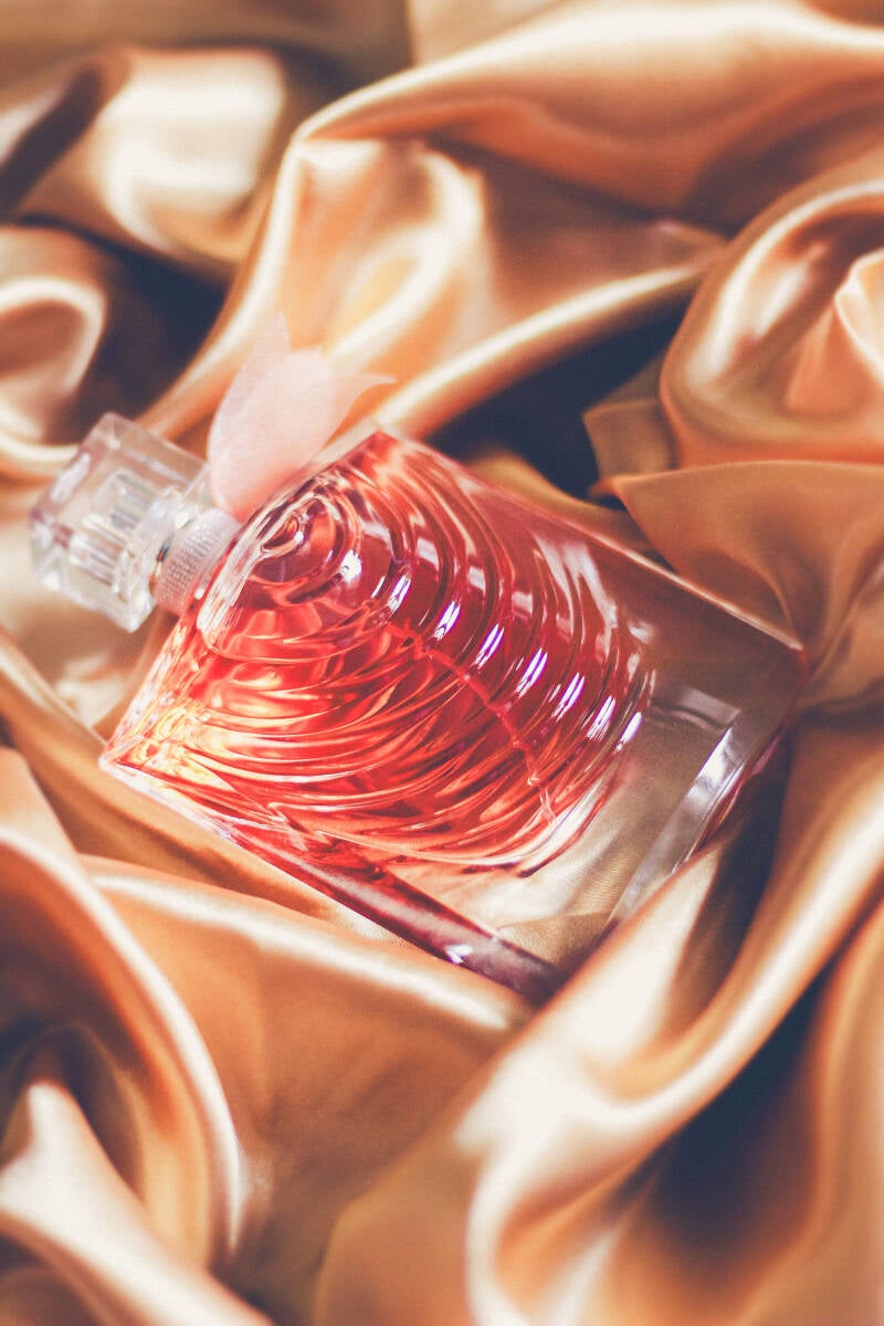 Lancôme Iris Absolu perfume with radiant reflections and soft textures