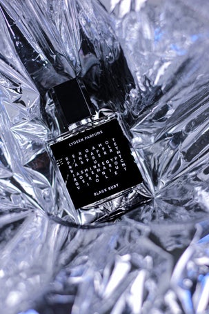 2. High-end fragrance packaging shot creatively