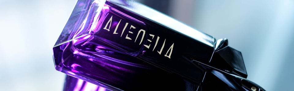 Amethyst-purple Alien Extraintense perfume shot on a cold-toned background