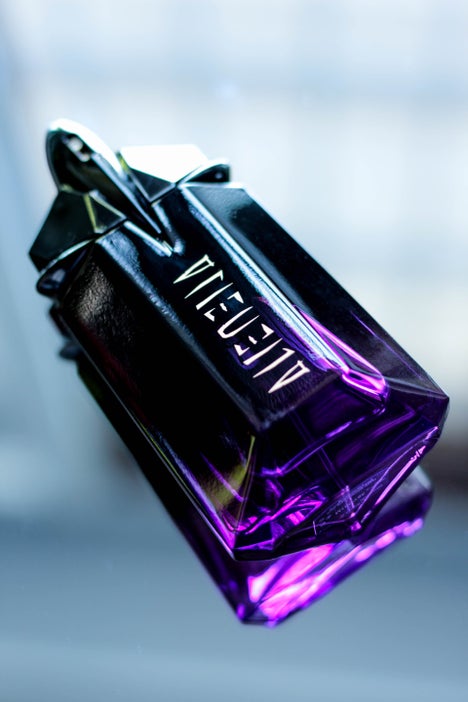 Perfume bottle photography for Alien Extraintense by Mugler β luxury focus