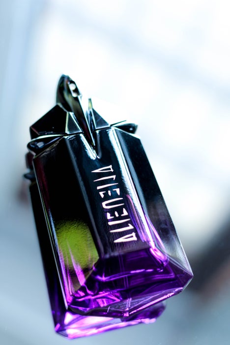 White floral-amber perfume by Mugler, Alien Extraintense, showcased in close-up