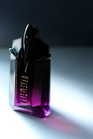 Detailed shot of the Alien Extraintense talisman bottle with metallic finish