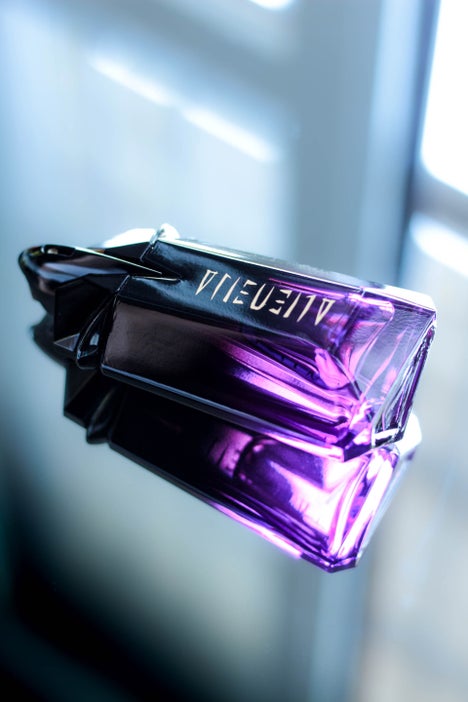 Bright product photo of Muglerβs Alien Extraintense bottle with high contrast