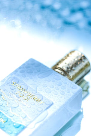 Strawberry Pool extrait de parfum photographed with aquatic ambiance