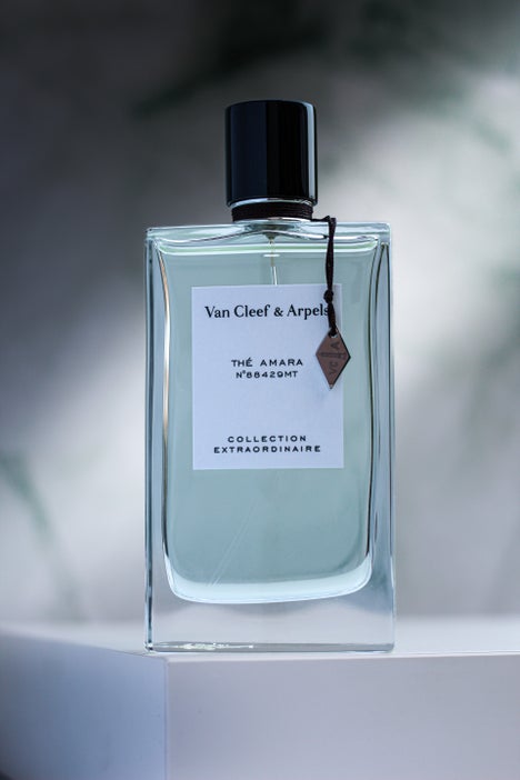 Van Cleef & Arpels Thé Amara luxury fragrance bottle from Collection Extraordinaire against a marble-inspired background.