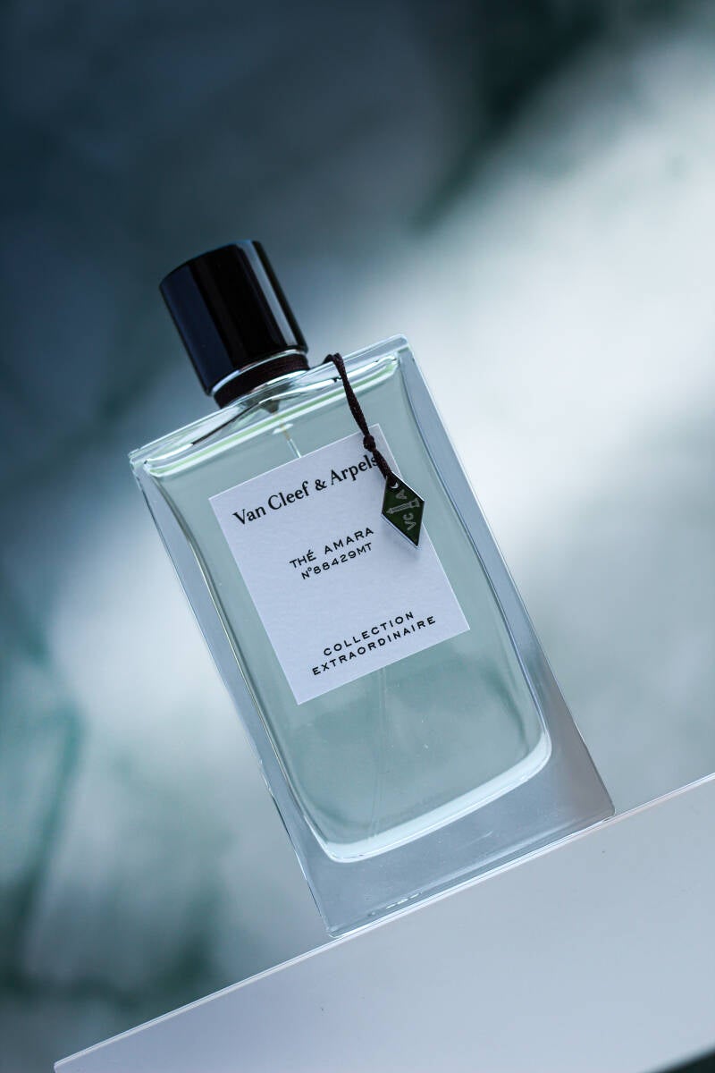 Thé Amara by Van Cleef & Arpels, displayed at a tilt on a clean white base, against a softly diffused background.