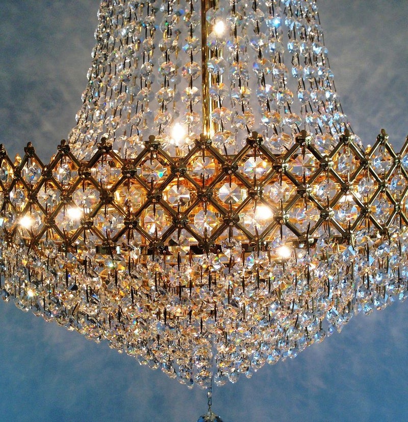 Detail van Moderne Kristal kroonluchter met 50 cm diameter vol met 30%Pb Kristal van Asfour