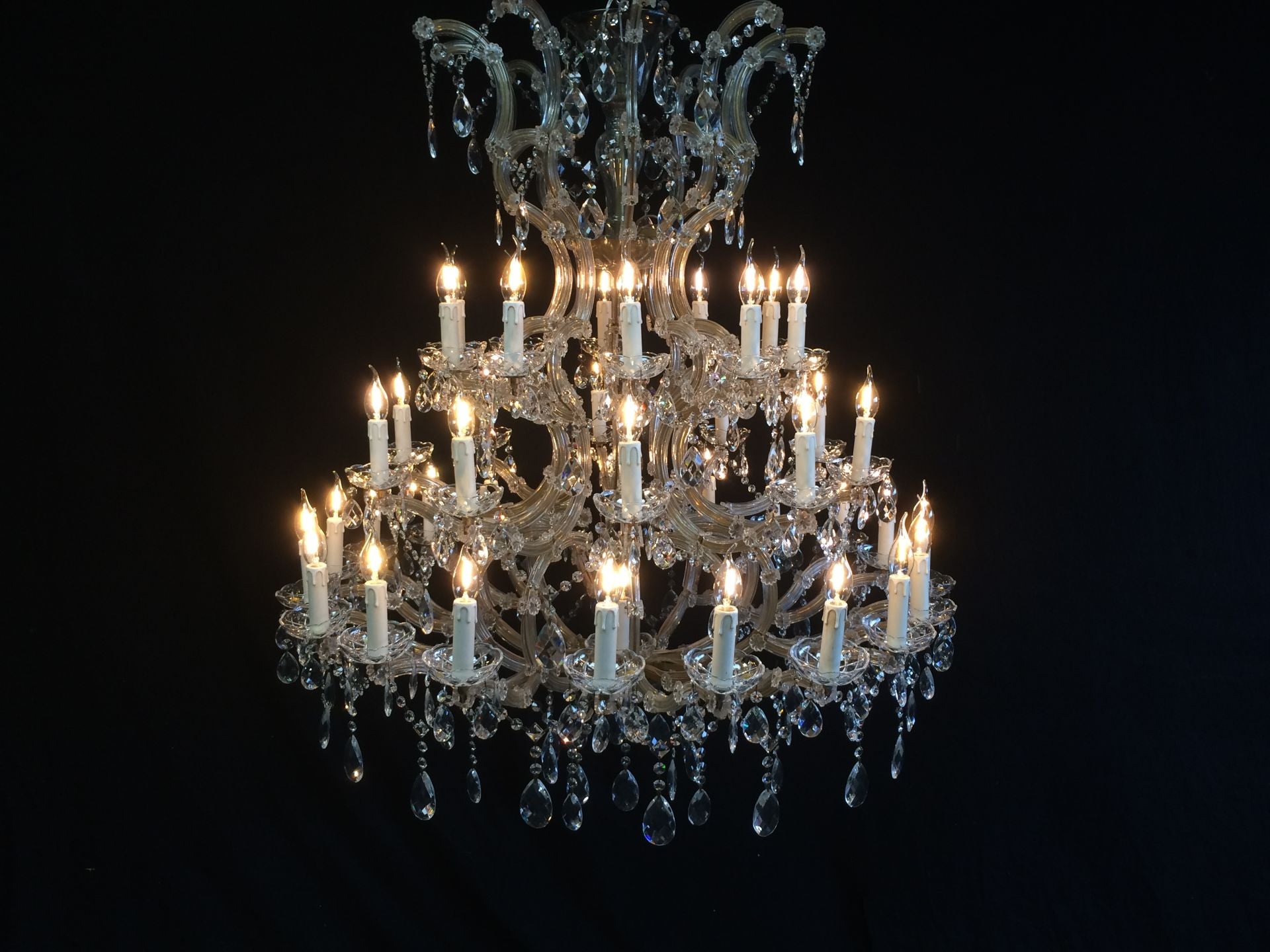 Schitterende-grote-antieke-kristal-kroonluchter-Maria-Theresia