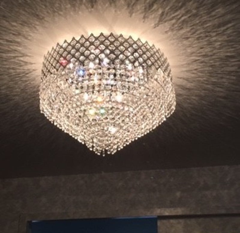 Ieder detail is perfect afgewerkst van deze moderne kristal plafonierre in Zilver