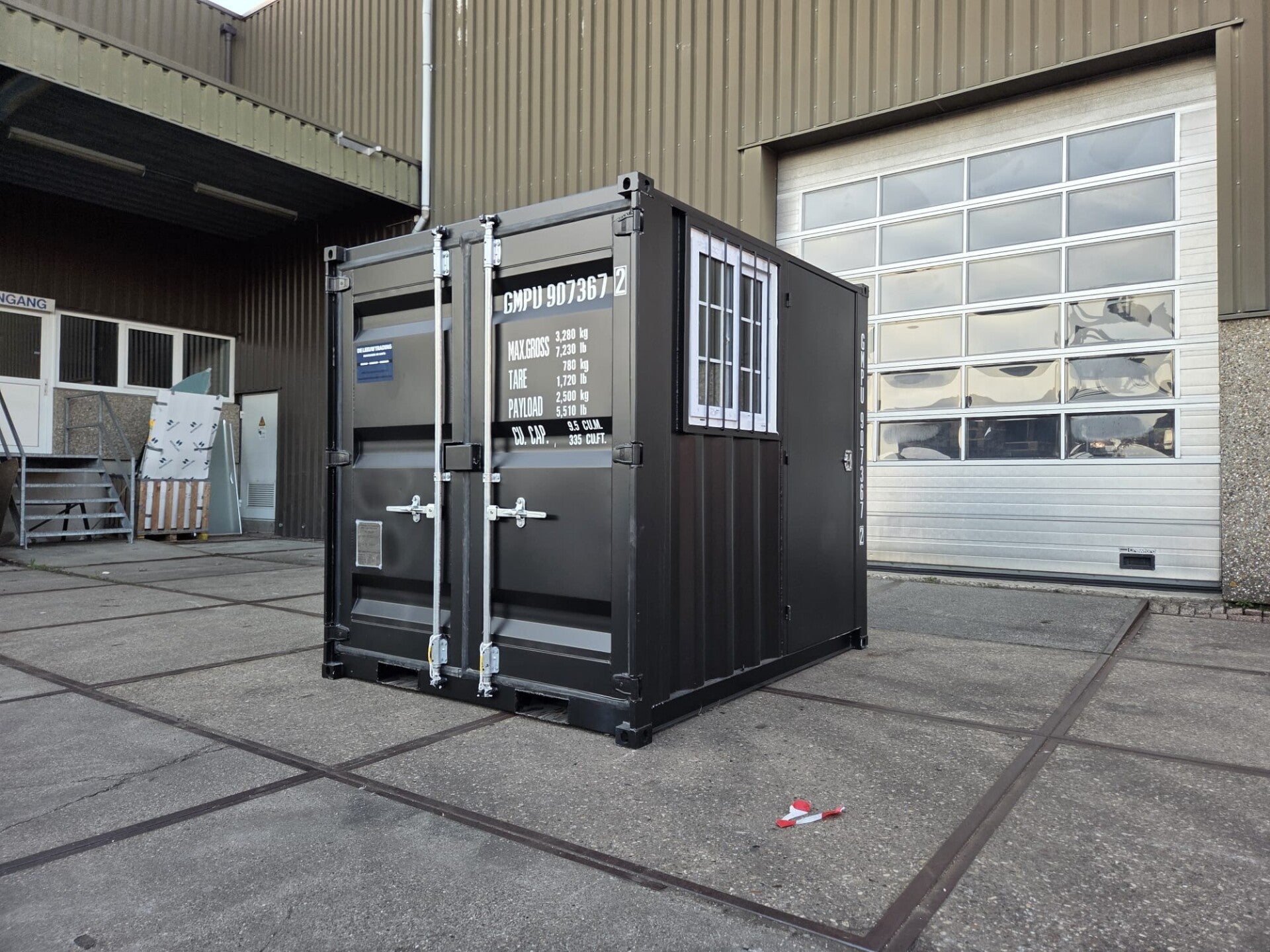8FT CONTAINER met loopdeur en raam - ZWART RAL 9005