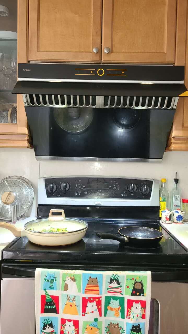 Range hood installation in an Oakville home