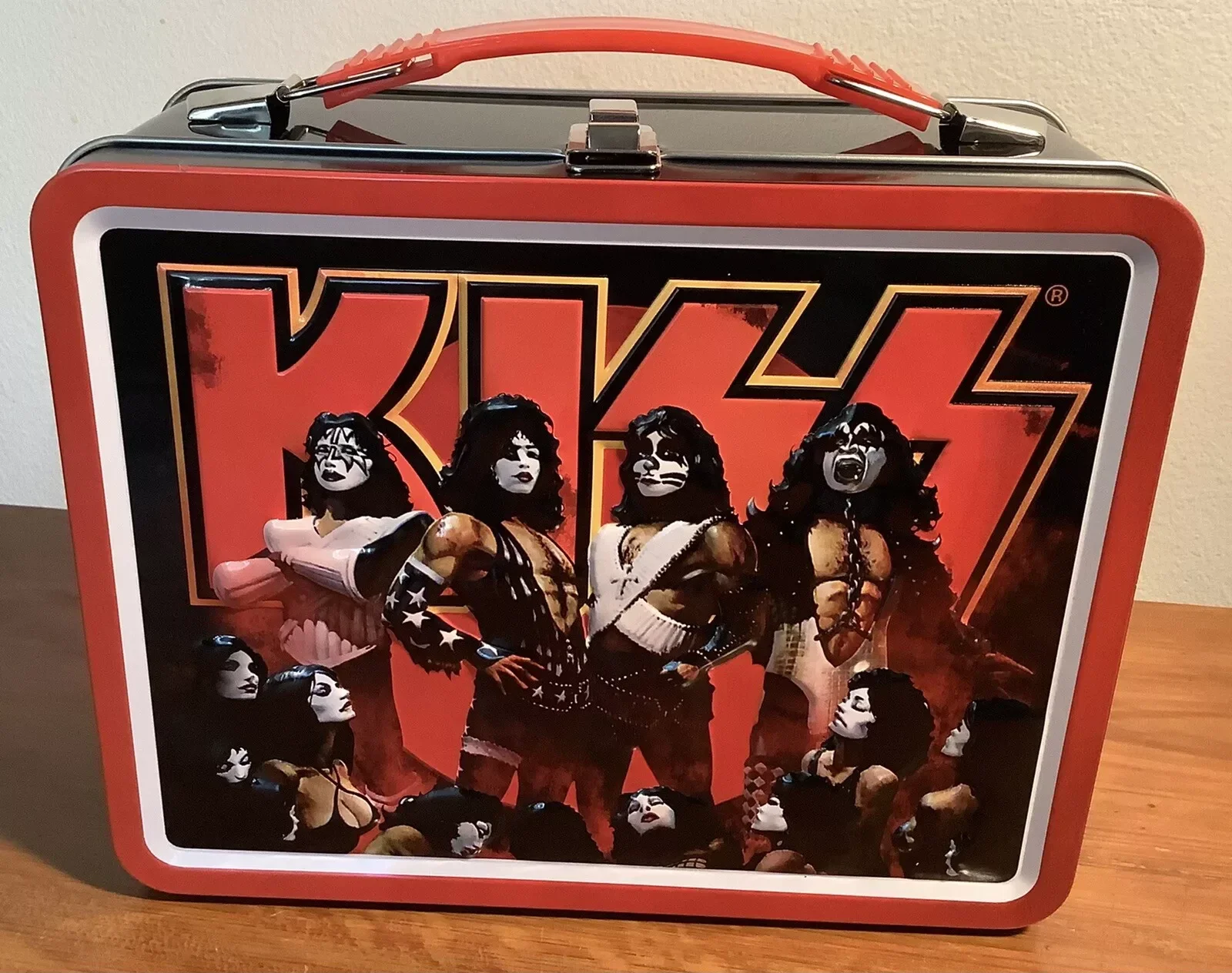 KISS TIN TOTE