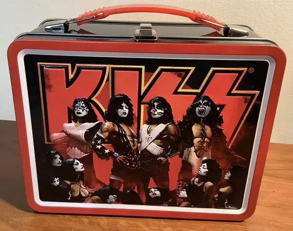 KISS TIN TOTE