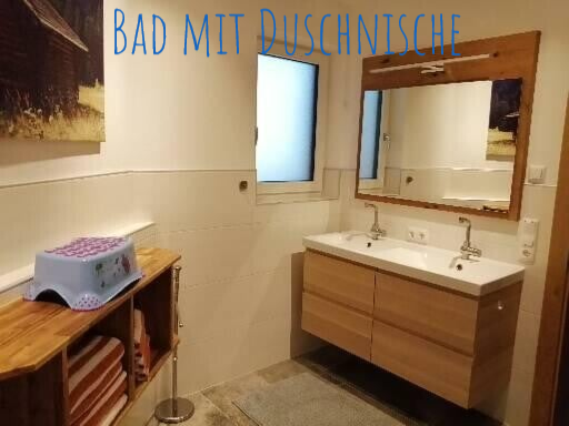 Badezimmer mit Doppelwaschbecken