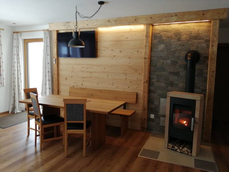 Esstisch mit Holzofen