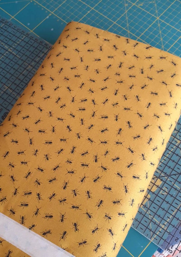 Okergeel met mieren