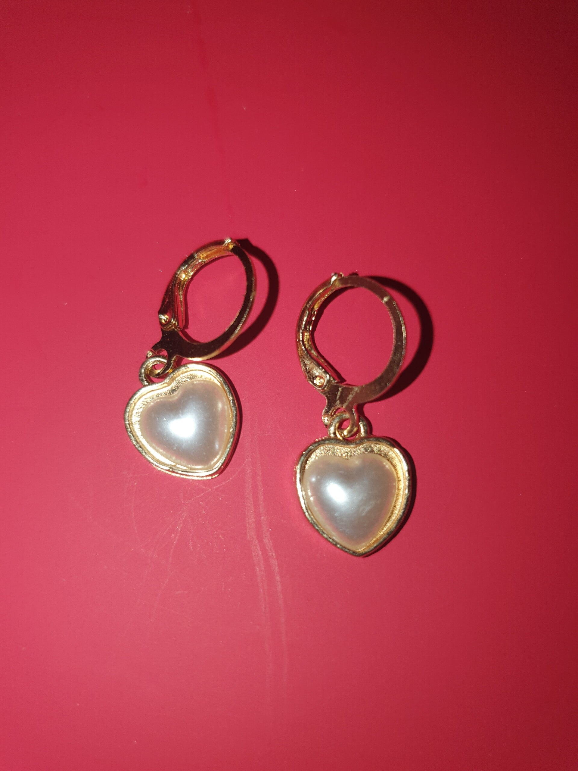 Oorbellen hartje parel wit goudkleurig