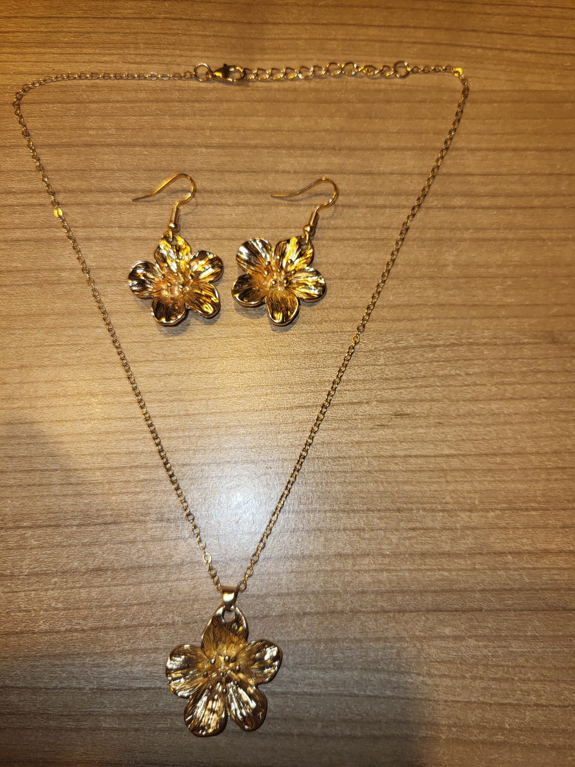 Setje goudkleurig bloemen