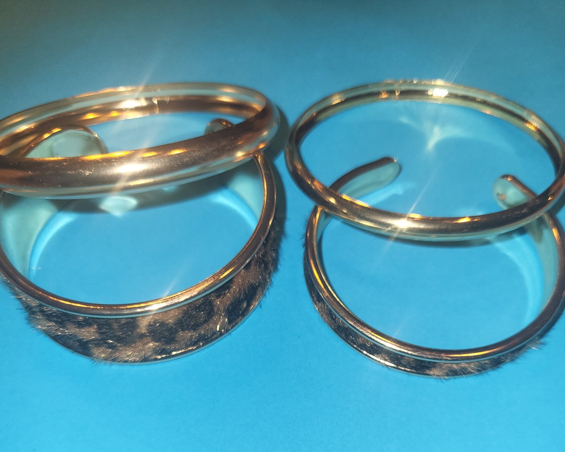 Armbanden set 4 delig goudkleurig panterprint