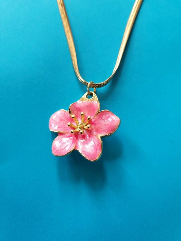 Ketting goudkleurig roze bloem