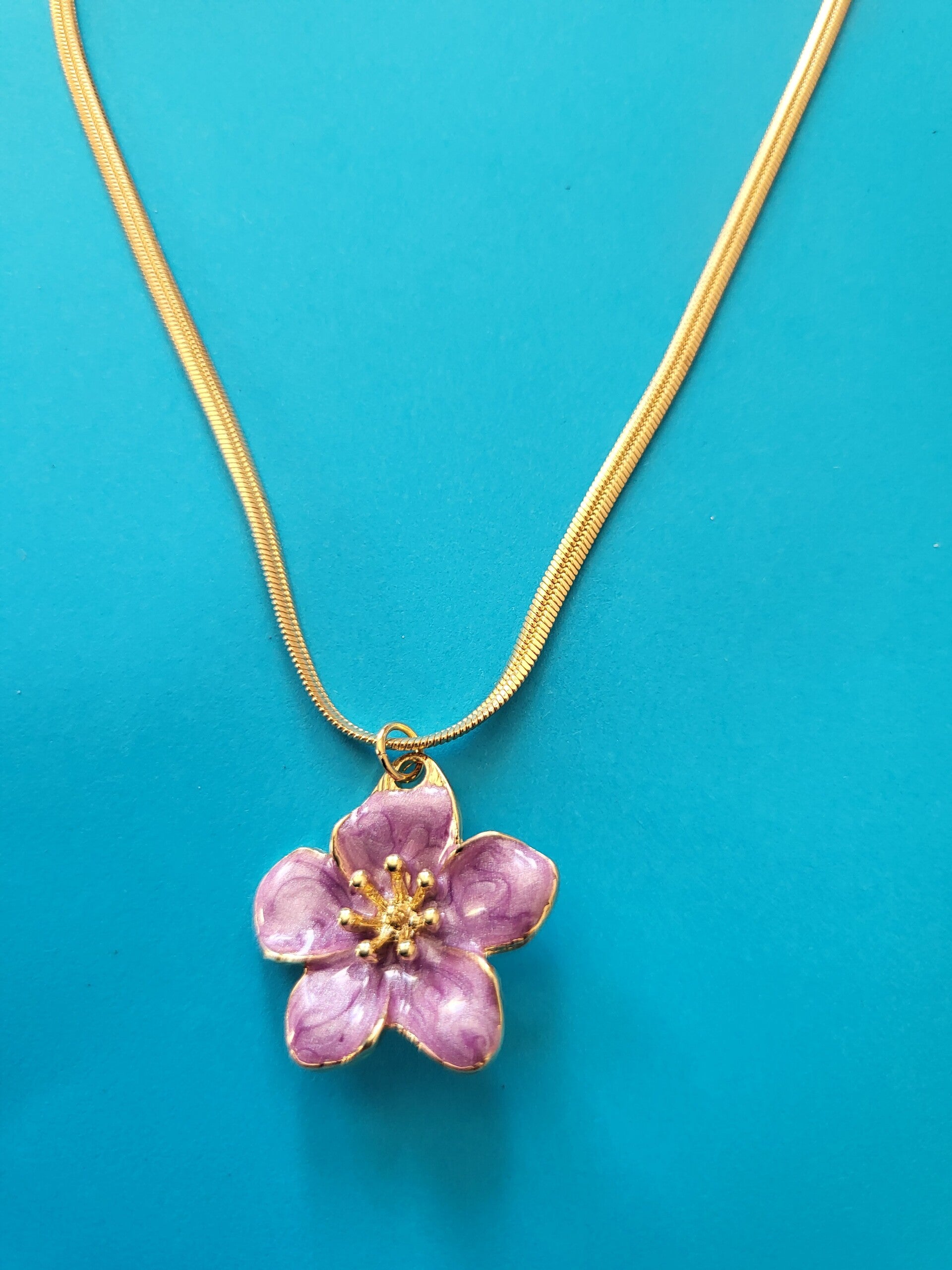 Ketting goudkleurig paarse bloem