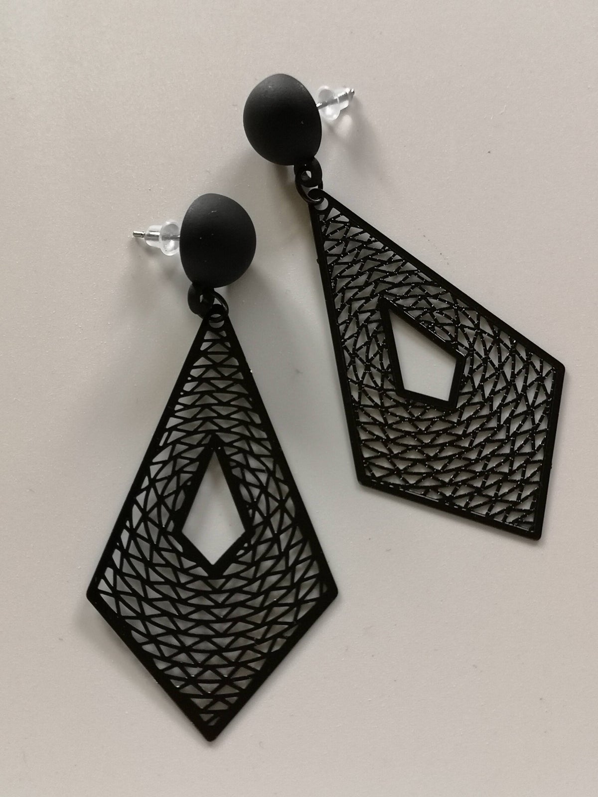 Boucles D’oreilles Vintage Abstraites – Cabochons Noirs Et Résine – Fermoir Clip – Occasion – Style Unique