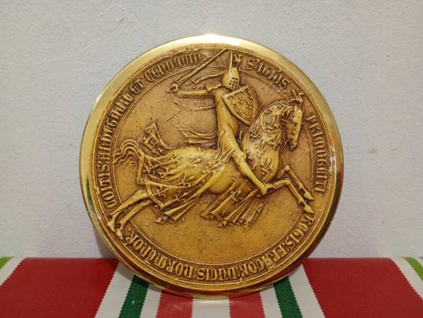 Médaillon décoratif doré – Bas-relief médiéval (Chevalier en armure)