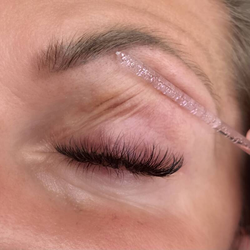 Volume wimperextensions tijdens onderhoudsbehandeling bij GLOW by Kelly in Haaltert, Oost-Vlaanderen