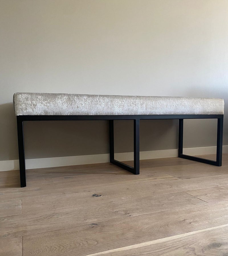 Stalen onderstel bank. Stalen bank op maat. Stalen schoenenrek. Stalen buitenkeuken. Maatwerkproducten van staal. Stalen woonproducten. Maatwerk schoenenrek. Maatwerk buitenkeuken.