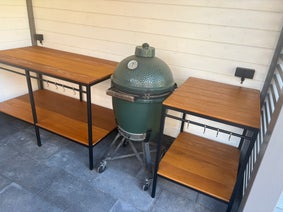 Maatwerk buitenkeuken. Buitenkeuken op maat. Buitenkeuken van staal. Stalen buitenkeuken. Schoenenrek op maat. Kapstok op maat. Wijnrek op maat. Balustrade op maat. Buitenkeuken zwart. Buitenkeuken. Outdoor kitchen op maat. Schoenenrek van staal.