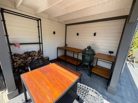Maatwerk buitenkeuken. Buitenkeuken op maat. Buitenkeuken van staal. Stalen buitenkeuken. Schoenenrek op maat. Kapstok op maat. Wijnrek op maat. Balustrade op maat. Buitenkeuken zwart. Buitenkeuken. Outdoor kitchen op maat. Schoenenrek van staal.