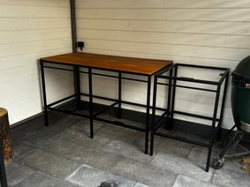 Maatwerk buitenkeuken. Buitenkeuken op maat. Buitenkeuken van staal. Stalen buitenkeuken. Schoenenrek op maat. Kapstok op maat. Wijnrek op maat. Balustrade op maat. Buitenkeuken zwart. Buitenkeuken. Outdoor kitchen op maat. Schoenenrek van staal.