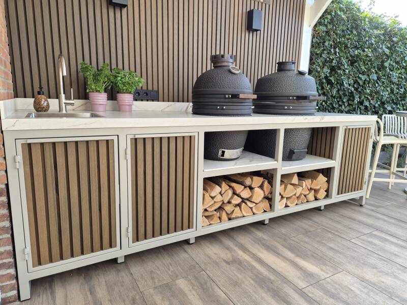 Stalen buitenkeuken op maat. Maatwerk buitenkeuken. Buitenkeuken van staal. Zwarte buitenkeuken. Stalen meubels. Stalen schoenenrek. Stalen keuken. Maatwerk keuken. Sidetable op maat. Kapstok op maat. Stalen kapstok. Stalen keuken. Stalen frame. Staal.