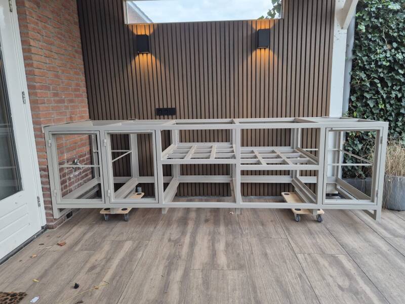 Stalen buitenkeuken op maat. Maatwerk buitenkeuken. Buitenkeuken van staal. Zwarte buitenkeuken. Stalen meubels. Stalen schoenenrek. Stalen keuken. Maatwerk keuken. Sidetable op maat. Kapstok op maat. Stalen kapstok. Stalen keuken. Stalen frame. Staal.