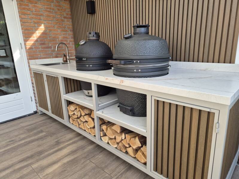Stalen buitenkeuken op maat. Maatwerk buitenkeuken. Buitenkeuken van staal. Zwarte buitenkeuken. Stalen meubels. Stalen schoenenrek. Stalen keuken. Maatwerk keuken. Sidetable op maat. Kapstok op maat. Stalen kapstok. Stalen keuken. Stalen frame. Staal.