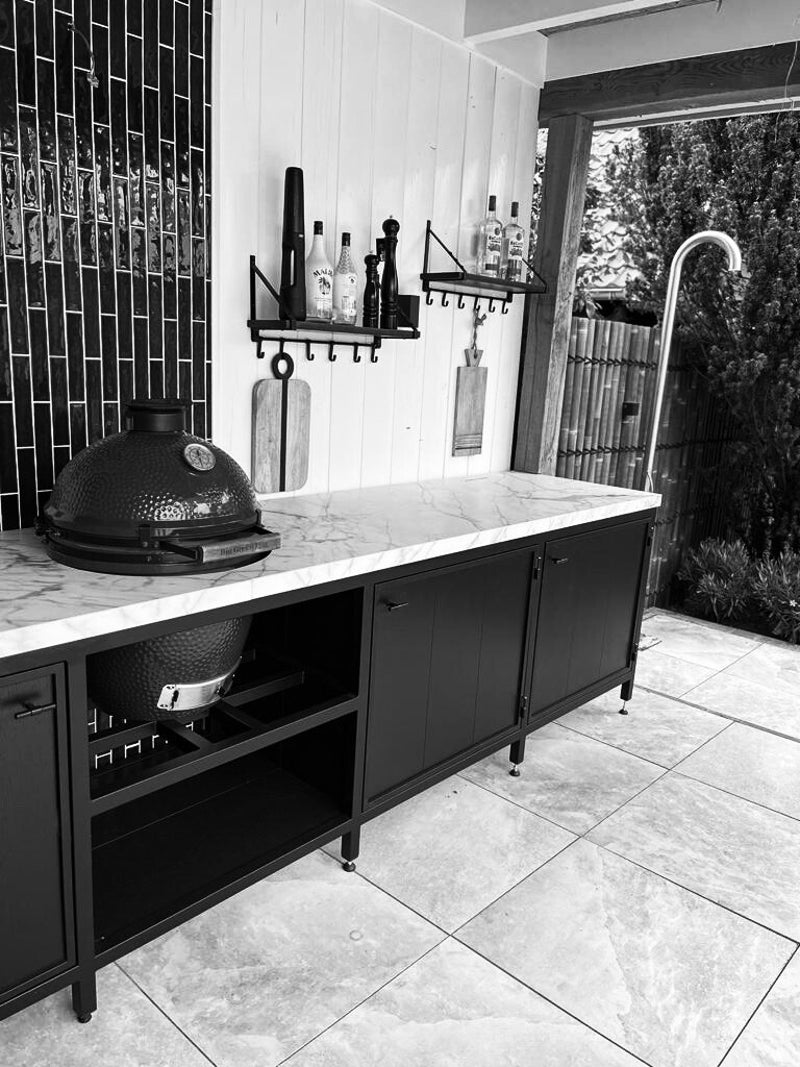 Stalen buitenkeuken. Stalen schoenenrek. Stalen kapstok. Stalen zuil. Stalen balustrade. Maatwerk buitenkeuken. Maatwerk kamado. Staal kamado. Zwarte buitenkeuken. Maatwerk schoenenrek. Maatwerk kapstok. Houtrek. Wijnrek. Wijnkast. Tafelframe. Sidetable.