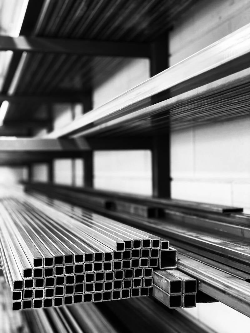 Stalen buitenkeuken. Stalen schoenenrek. Stalen kapstok. Stalen zuil. Stalen balustrade. Maatwerk buitenkeuken. Maatwerk kamado. Staal kamado. Zwarte buitenkeuken. Maatwerk schoenenrek. Maatwerk kapstok. Houtrek. Wijnrek. Wijnkast. Tafelframe. Sidetable.