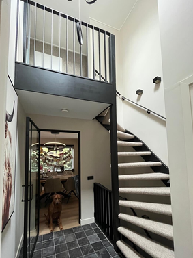 Stalen balustrade. Stalen trapleuningen. Stalen traphek. Maatwerk balustrade. Maatwerk trapleuningen. Maatwerk traphek. Maatwerk buitenkeuken. Stalen buitenkeuken. Stalen schoenenrek. Stalen hekwerk. Zwarte buitenkeuken. Stalen kamado. Maatwerk staal.