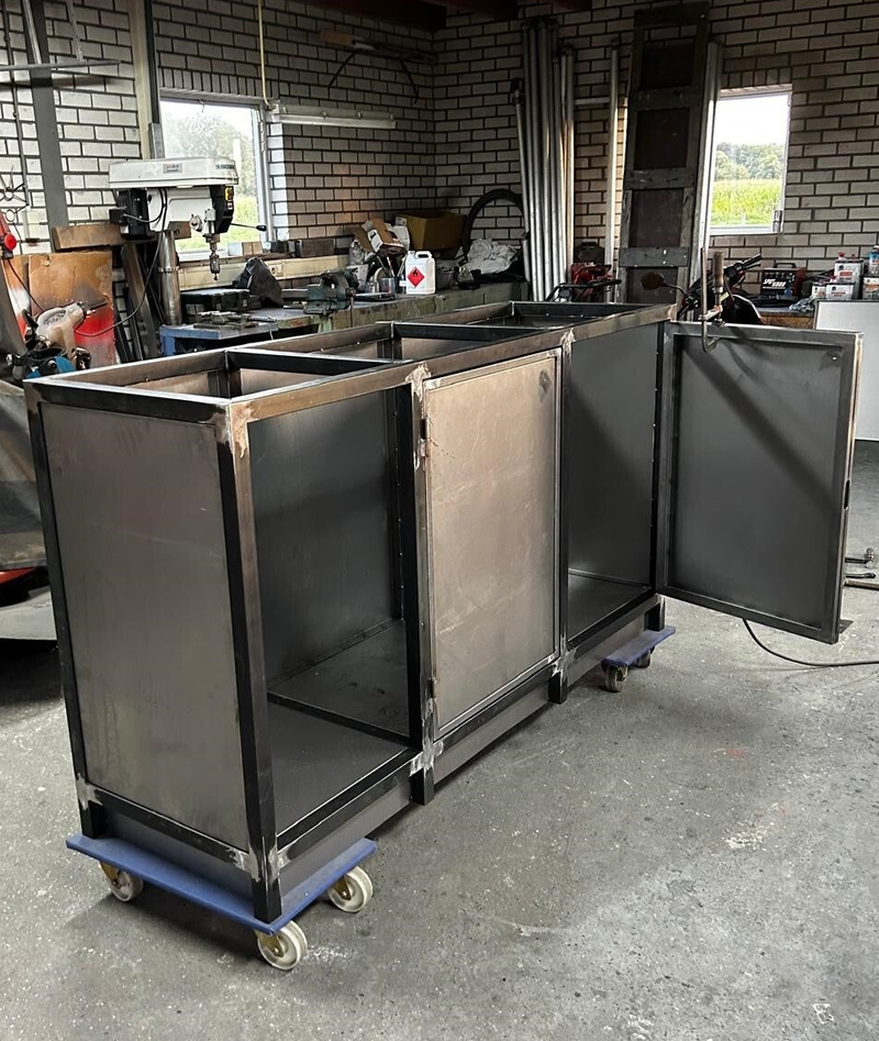 Stalen buitenkeuken op maat. Maatwerk buitenkeuken. Buitenkeuken van staal. Zwarte buitenkeuken. Handgemaakte buitenkeuken. Frame buitenkeuken. Houtskool BBQ. GreenEgg. Kamado. Schoenenrek. Sidetable.