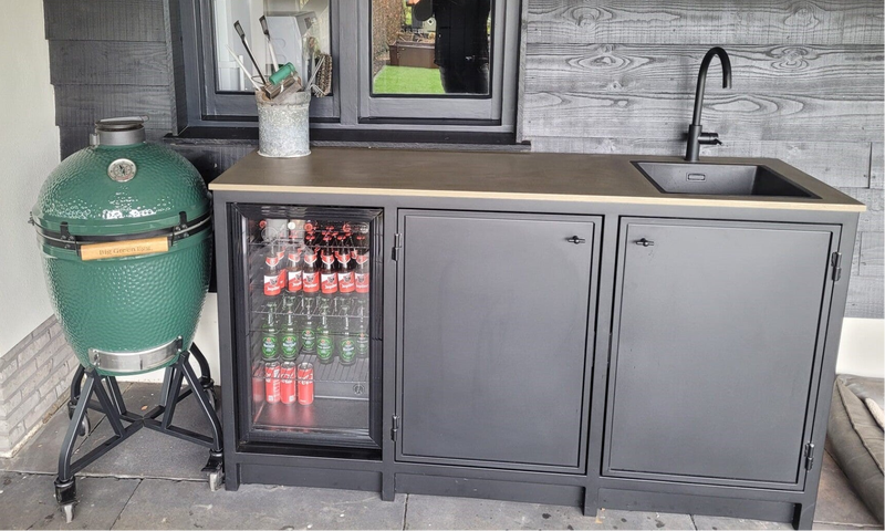 Stalen buitenkeuken op maat. Maatwerk buitenkeuken. Buitenkeuken van staal. Zwarte buitenkeuken. Handgemaakte buitenkeuken. Frame buitenkeuken. Houtskool BBQ. GreenEgg. Kamado.