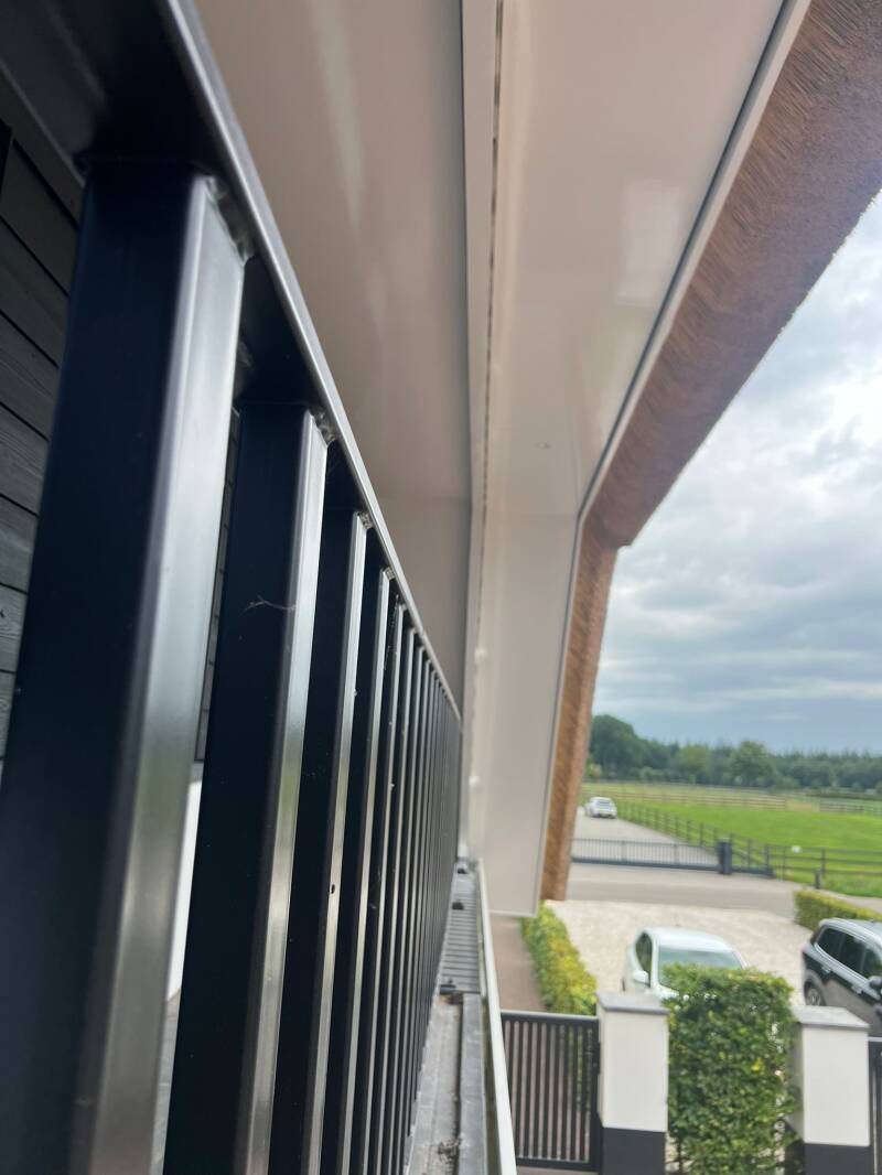 Stalen balustrade. Stalen balustrade op maat. Buitenkeuken maatwerk. Schoenenrek op maat. Kapstok op maat. Stalen schoenenrek. Stalen buitenkeuken. Stalen keuken. Buitenkeuken op maat. Stalen balustrade maatwerk. Stalen balkon. Balkon maatwerk. Kapstok.