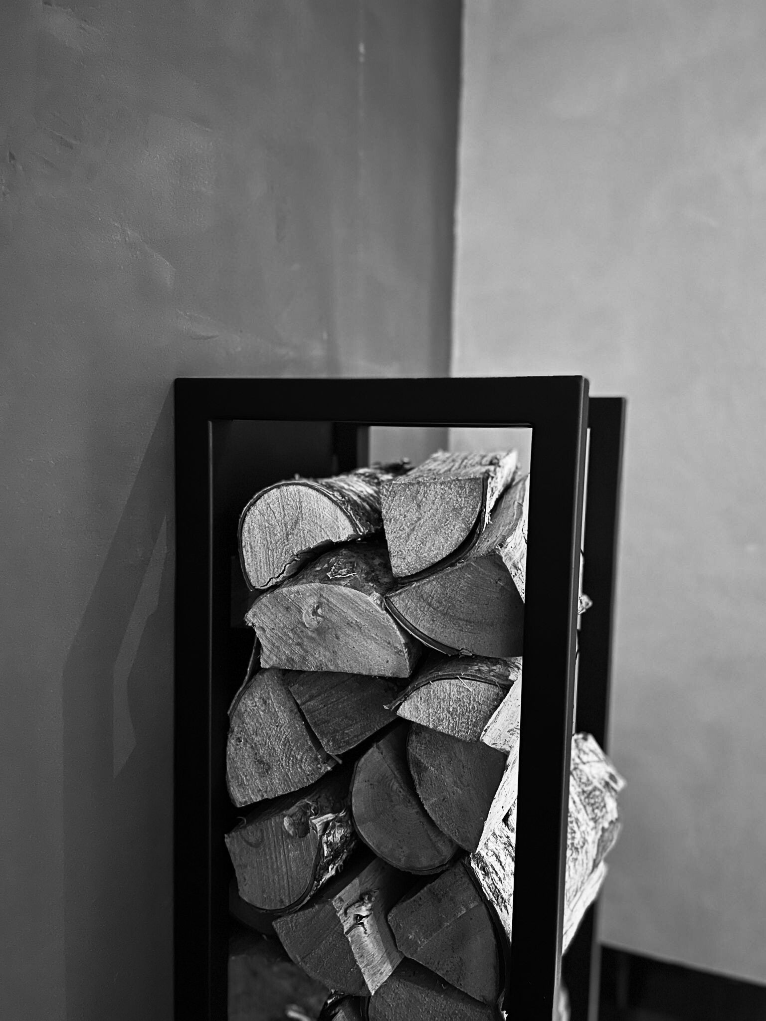 Stalen buitenkeuken. Stalen schoenenrek. Stalen kapstok. Stalen zuil. Stalen balustrade. Maatwerk buitenkeuken. Maatwerk kamado. Staal kamado. Zwarte buitenkeuken. Maatwerk schoenenrek. Maatwerk kapstok. Houtrek. Wijnrek. Wijnkast. Tafelframe. Sidetable.