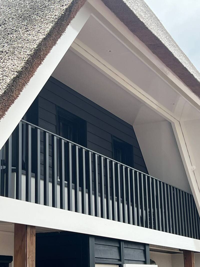 Stalen balustrade. Stalen balustrade op maat. Buitenkeuken maatwerk. Schoenenrek op maat. Kapstok op maat. Stalen schoenenrek. Stalen buitenkeuken. Stalen keuken. Buitenkeuken op maat. Stalen balustrade maatwerk. Stalen balkon. Balkon maatwerk. Kapstok.