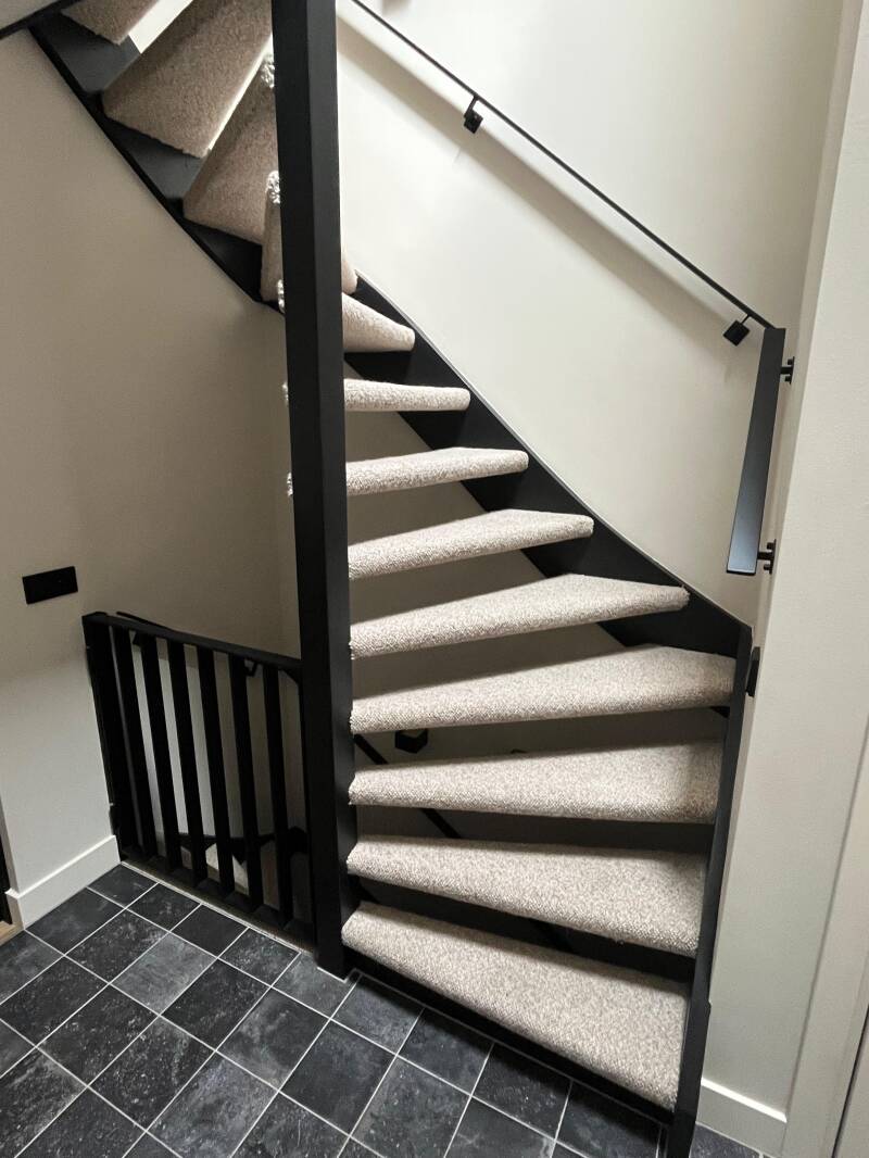 Stalen balustrade. Stalen trapleuningen. Stalen traphek. Maatwerk balustrade. Maatwerk trapleuningen. Maatwerk traphek. Maatwerk buitenkeuken. Stalen buitenkeuken. Stalen schoenenrek. Stalen hekwerk. Zwarte buitenkeuken. Stalen kamado. Maatwerk staal.