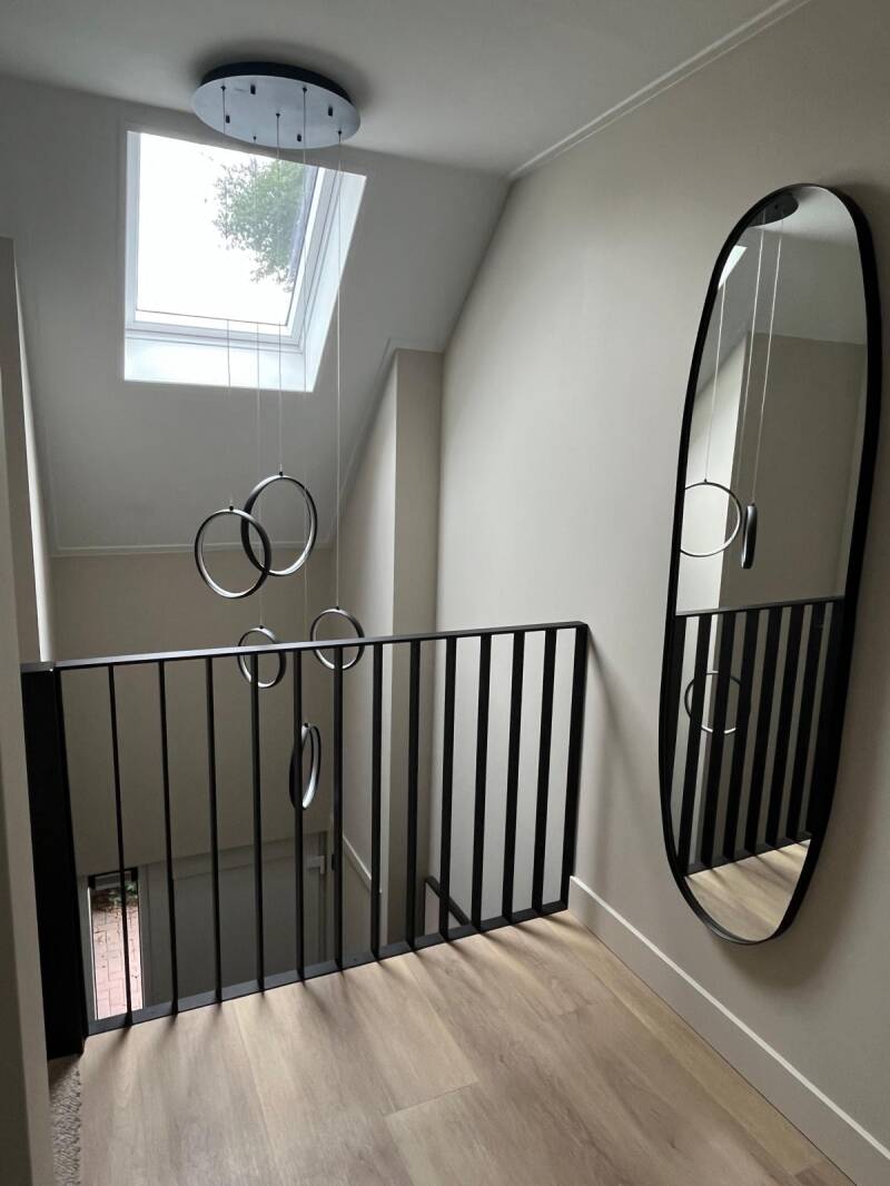 Stalen balustrade. Stalen trapleuningen. Stalen traphek. Maatwerk balustrade. Maatwerk trapleuningen. Maatwerk traphek. Maatwerk buitenkeuken. Stalen buitenkeuken. Stalen schoenenrek. Stalen hekwerk. Zwarte buitenkeuken. Stalen kamado. Maatwerk staal.