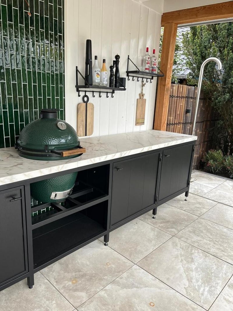 Stalen buitenkeuken op maat. Maatwerk buitenkeuken. Buitenkeuken van staal. Zwarte buitenkeuken. Handgemaakte buitenkeuken. Frame buitenkeuken. Houtskool BBQ. GreenEgg. Kamado.