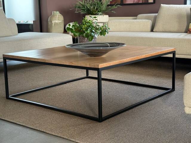 Maatwerk salontafel. Buitenkeuken op maat. Buitenkeuken van staal. Stalen buitenkeuken. Schoenenrek op maat. Kapstok op maat. Wijnrek op maat. Balustrade op maat. Buitenkeuken zwart. Buitenkeuken. Outdoor kitchen op maat. Schoenenrek van staal. 